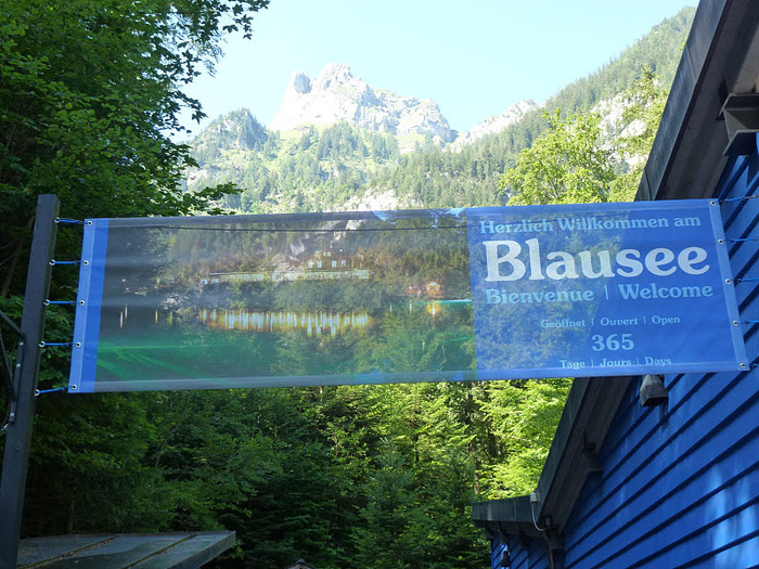 На холодно-синем стекле воды - Blausee 41084