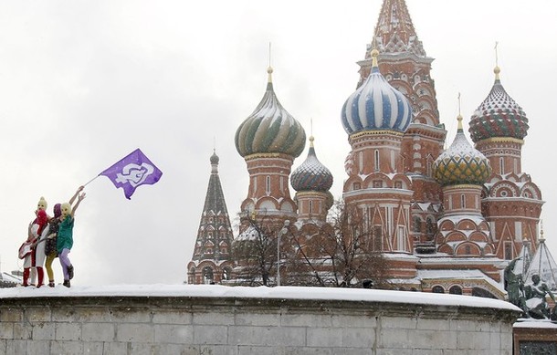 Панк-группа 'Pussy riot'на лобном месте красной площади в Москве исполняют песню 'БУНТ В РОССИИ - ПУТИН ЗАССАЛ', 20 января 2012 года/2270477_326 (610x389, 66Kb)