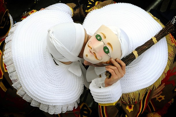 Карнавальное шествие в центре Бенша (carnival parade in the city centre of Binche), Бельгия, 21 февраля 2012 года