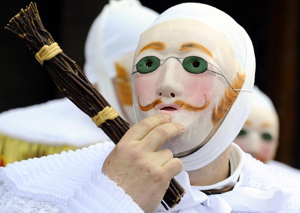 Карнавальное шествие в центре Бенша (carnival parade in the city centre of Binche), Бельгия, 21 февраля 2012 года