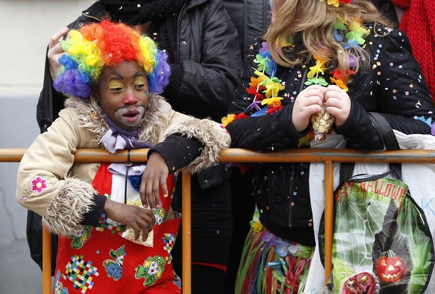 Карнавальное шествие в центре Бенша (carnival parade in the city centre of Binche), Бельгия, 21 февраля 2012 года