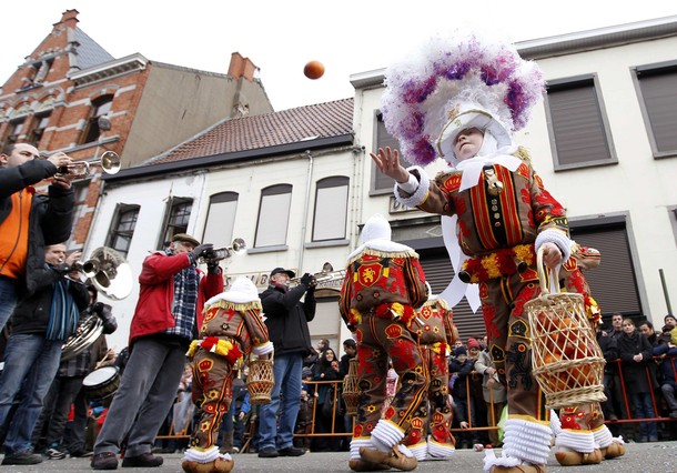 Карнавальное шествие в центре Бенша (carnival parade in the city centre of Binche), Бельгия, 21 февраля 2012 года