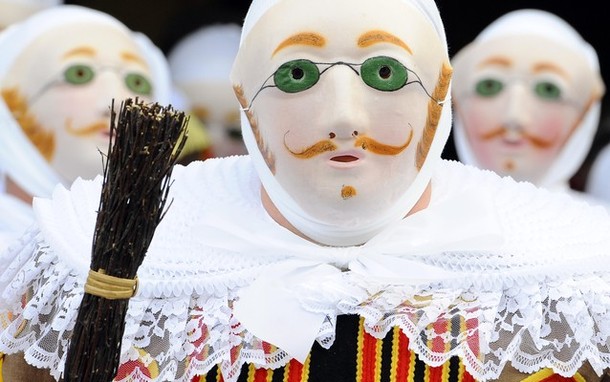 Карнавальное шествие в центре Бенша (carnival parade in the city centre of Binche), Бельгия, 21 февраля 2012 года