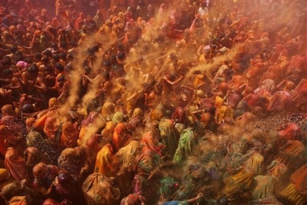 Холи фестиваль цветов (Holi festival of colours) в Балдев храме, Даужи, Индия, 9 марта 2012 года/3327457_92 (610x409, 83Kb)