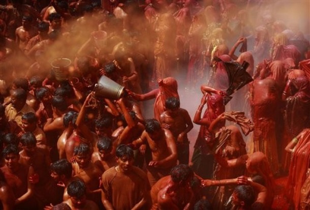 Холи фестиваль цветов (Holi festival of colours) в Балдев храме, Даужи, Индия, 9 марта 2012 года/3327457_97 (610x413, 66Kb)