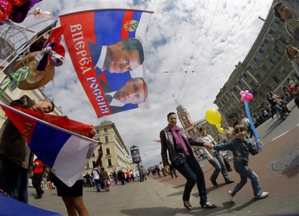 Празднование триста девятого-летия города, на Невском проспекте в Санкт-Петербурге, Россия, 26 Мая 2012  года