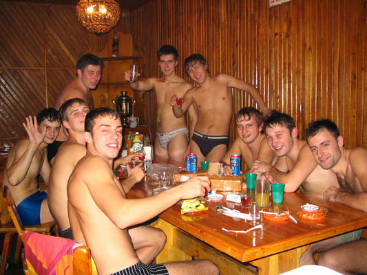 Русские бляди устроили посиделки с парнями и предложили им групповой секс