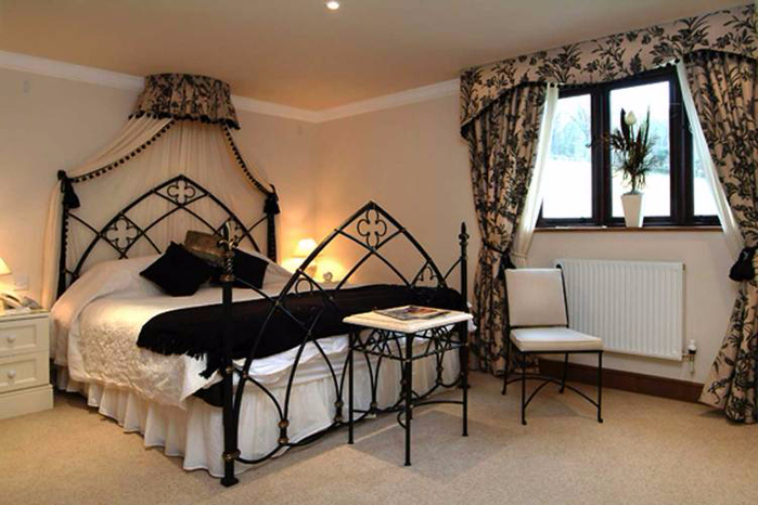 gothic bedroom ideas 2 (700x466, 325Kb)
