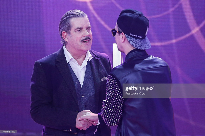 467661892-robin-schulz-accepts-the-award-in-the-gettyimages (700x466, 319Kb)