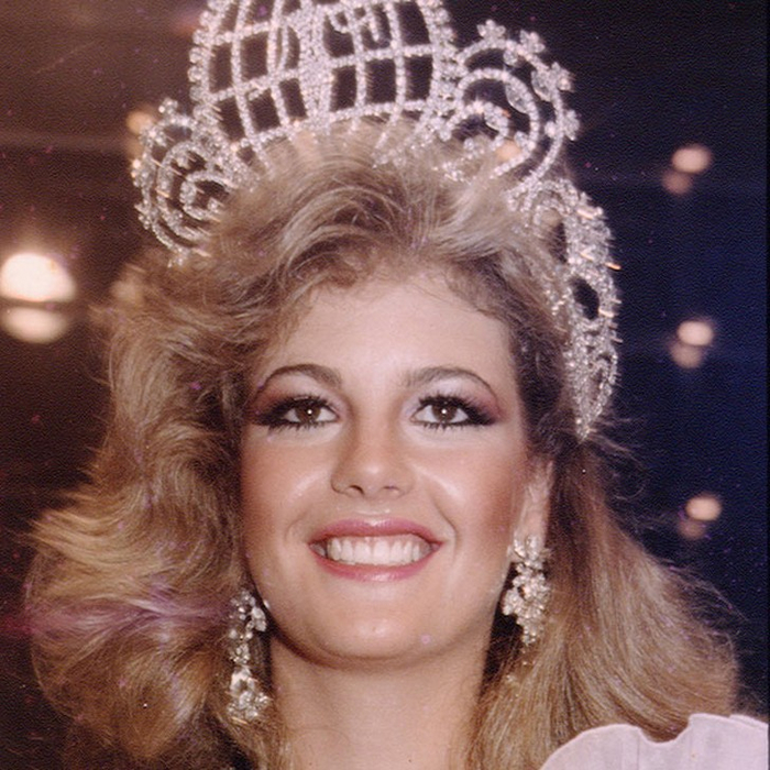 Ирене Саэс, Венесуэла. «Мисс Вселенная — 1981». 19 лет, рост 178 см. (700x700, 513Kb)