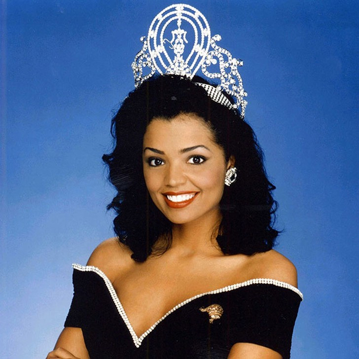 Челси Смит, США. «Мисс Вселенная — 1995». 21 год, рост 173 см, параметры фигуры 90−60,5−90. (700x700, 407Kb)