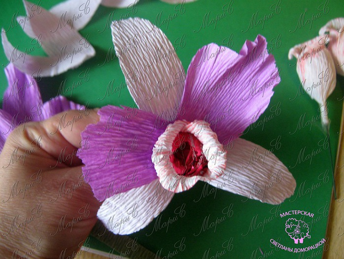 Весенние цветы нарциссы из бумаги своими руками. Бумажная флористика.