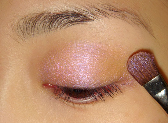 pink-blue-smoky-eye-makeup-tutorial-step2 (550x404, 56Kb)