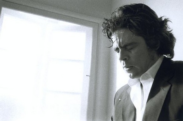 Плачущие мужчины фотографа Сэм Тэйлор-Вуд - Benicio del Toro (700x465, 44Kb)