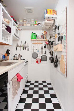 small-kitchen-with-pegboard-storage (281x425, 34Kb)