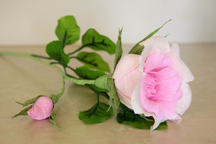 Как сделать розу из гофрированой бумаги своими руками. Пошаговая инструкция с фото