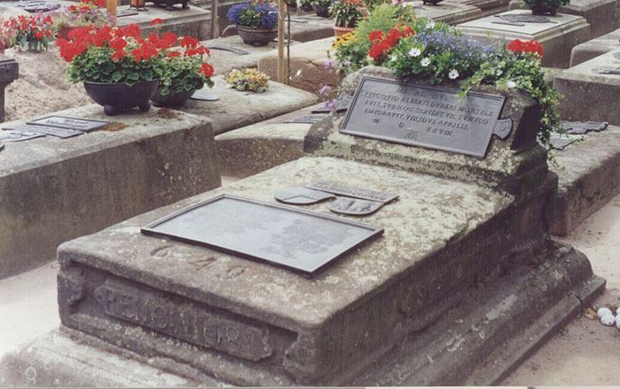 Могила Дюрера на кладбище Иоанна в Нюрнберге (700x438, 70Kb)