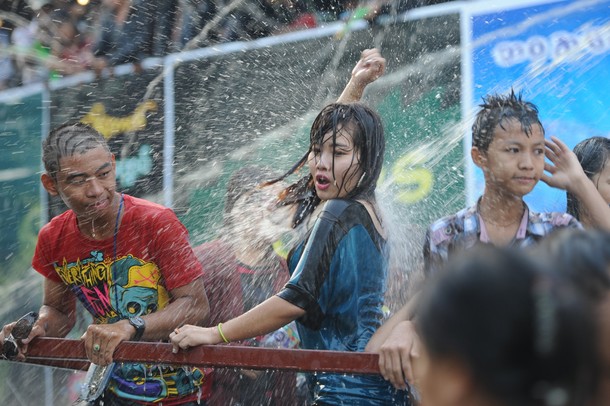 Новогодний Водяной фестиваль Тинджан (New year water festival Thingyan) в центральной части Янгона, Мьянма, 12 апреля 2012 года