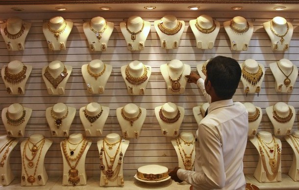 золотые кольца в ювелирном салоне в южном индийском городе Кочи, 16 апреля 2012 года/2270477_91 (610x389, 78Kb)