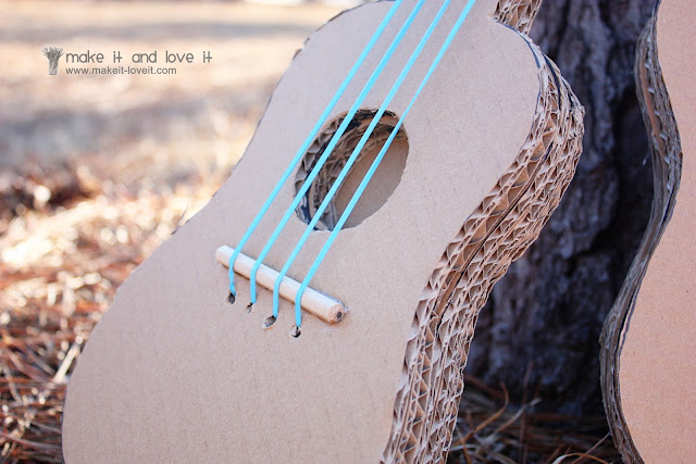 Гитара из картонной коробки с разноцветными струнами