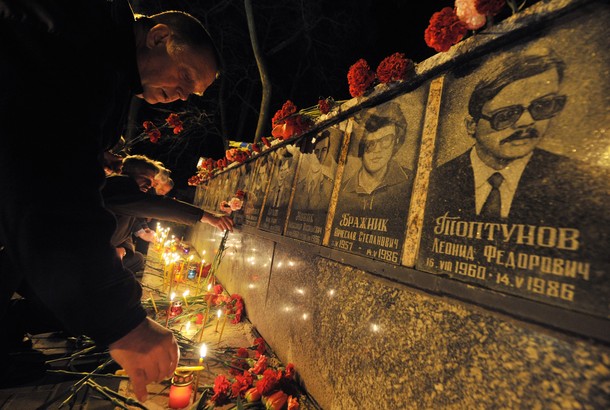 Памятник Чернобыльским жертвам в Славутиче, в 50 км (30 миль) от места аварии, 26 апреля 2012 года/2270477_5 (610x410, 84Kb)