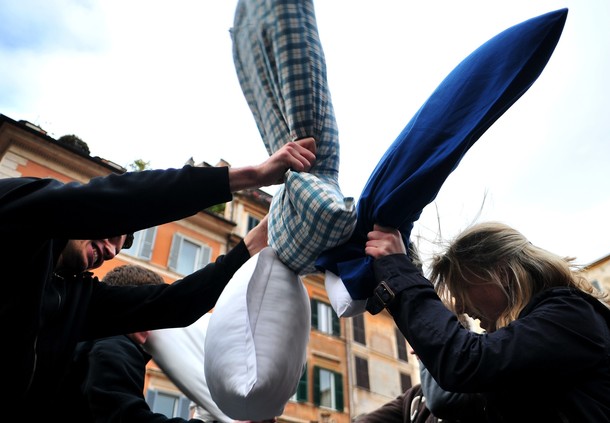 Борьба подушками на площади в Трастевере, Рим, 15 апреля 2012 года./2270477_14 (610x423, 54Kb)