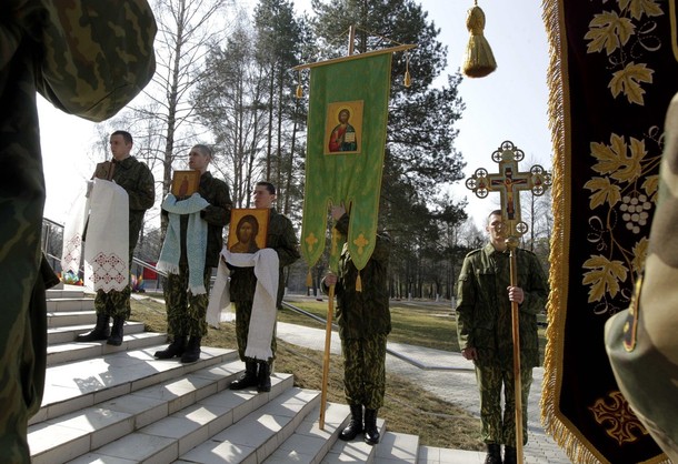 Пасхальная служба на военной базе близ деревни Околица, в 30 км (19 милях) к востоку от Минска, 15 апреля 2012 года.