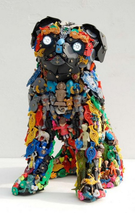 Красивые скульптуры из мусора 33 (445x700, 298Kb)