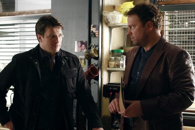 Adam-Baldwin-and-Nathan-Fillion-in-CASTLE-Episode-4.21-Headhunters-2 (640x427, 47Kb)