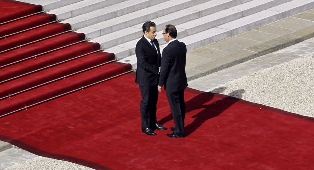 Nicolas Sarkozy salue François Hollande avant la cérémonie officiell (630x341, 49Kb)