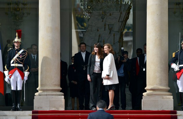 Carla Bruni-Sarkozy (à gauche) et Valérie Trierweiler, compagne de François Hollande, saluent la presse sur le parvis de l'Elysée (630x411, 48Kb)