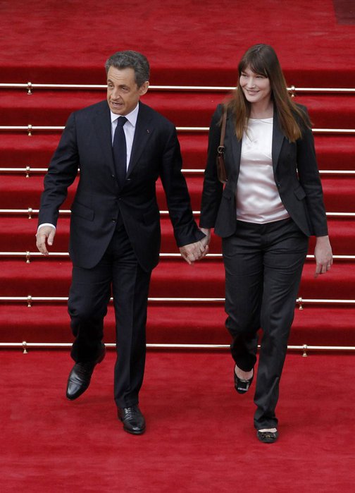 Carla Bruni-Sarkozy et Nicolas Sarkozy s'apprêtent à quitter une dernière fois le Palais de l'Elysée (504x700, 56Kb)