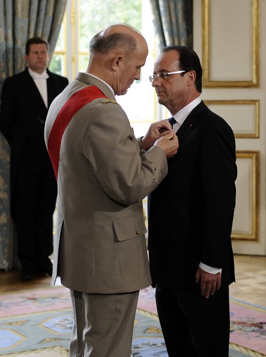 François Hollande reçoit l'insigne de Grand maître de l'Ordre de la Légion d'honneur avant de signer un registre avant de se rendre, entouré du président du Sénat et du président de l'Assemblée nationale (522x700, 52Kb)