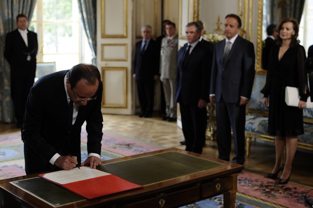 François Hollande reçoit l'insigne de Grand maître de l'Ordre de la Légion d'honneur avant de signer un registre avant de se rendre (630x420, 43Kb)