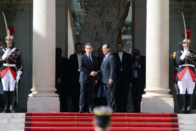 icolas Sarkozy et François Hollande se sert la main devant la presse sur le parvis de l'Elysée (630x420, 52Kb)