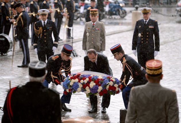 François Hollande dépose une gerbe de fleurs sur la tombe du soldat inconnu sous l'Arc de Triomphe. AFP (630x427, 67Kb)