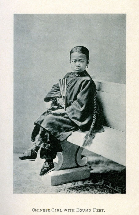 Chinese_girl_with_bound_feet (453x700, 115Kb)