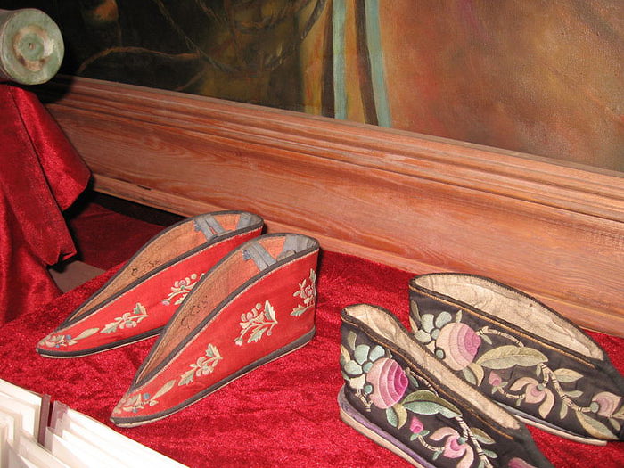 800px-Foot_binding_shoes (700x525, 95KB)
