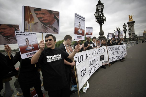 Акция протеста против визита во Францию ​​президента России Владимира Путина, Париж, 1 июня 2012 года