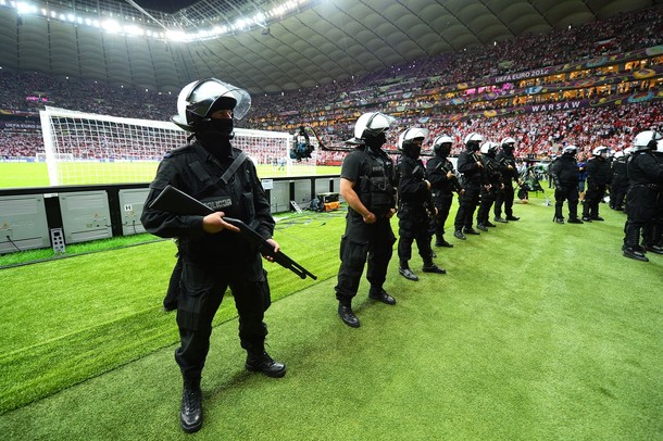 Полиция в защитном снаряжении на Национальном стадионе во время матча между Польшей и Россией, Евро-2012, 12 июня 2012 года