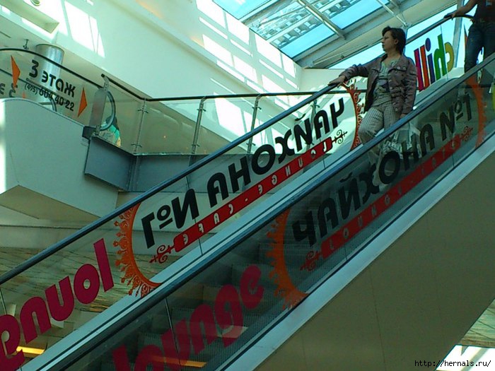 эскалатор в торговом центре