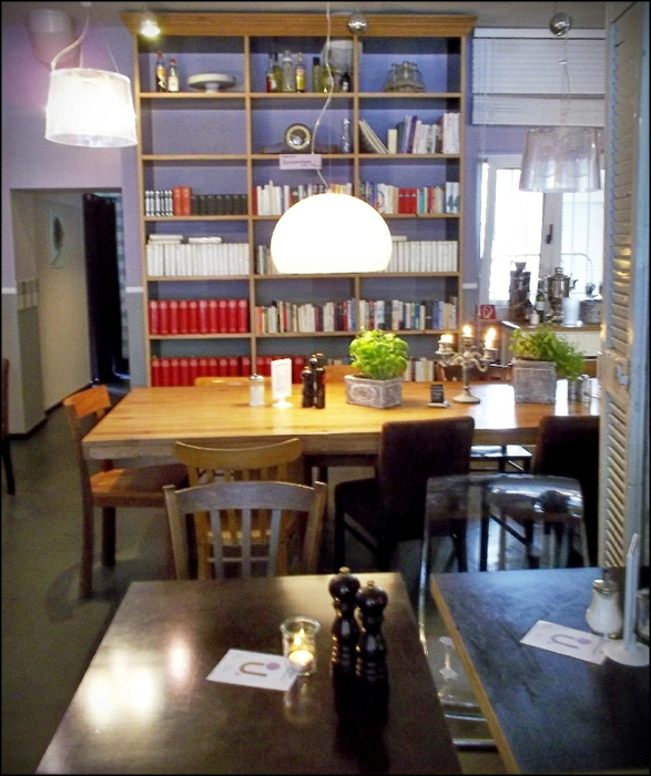 Винтажное кафе в домашнем стиле. Кафе+книги, книги+кафе = замечательная формула. 