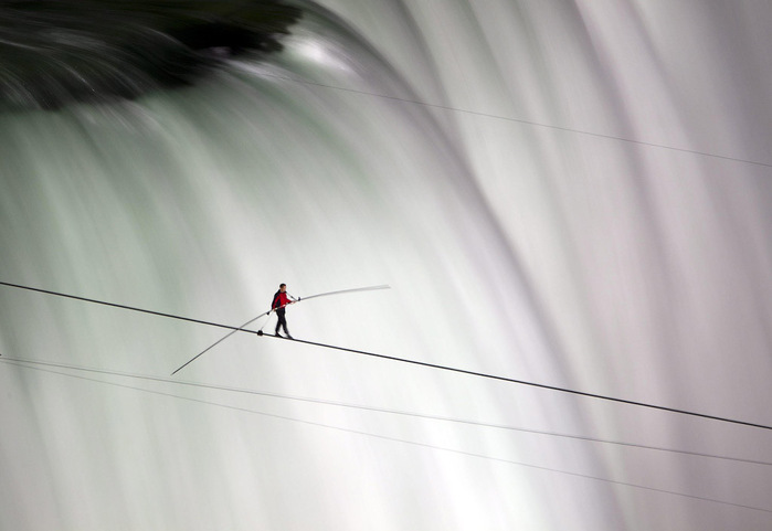 Ник Валенда над ниагарским водопадом фото 3 (700x481, 55Kb)