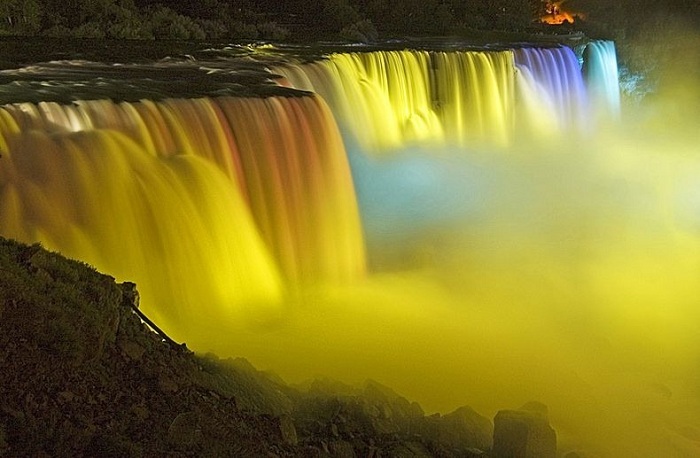 3925073_niagarafallslights2_1_ (700x458, 92Kb)