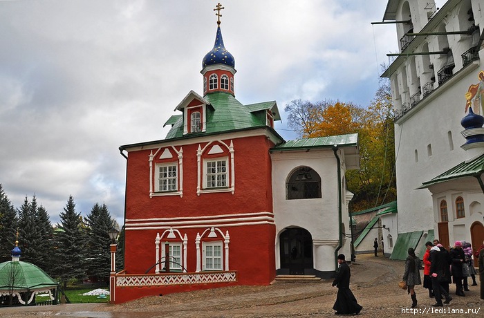 Псково-Печерский монастырь37 (700x460, 229Kb)