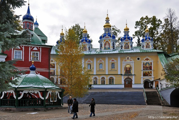 Псково-Печерский монастырь11 (700x470, 296Kb)