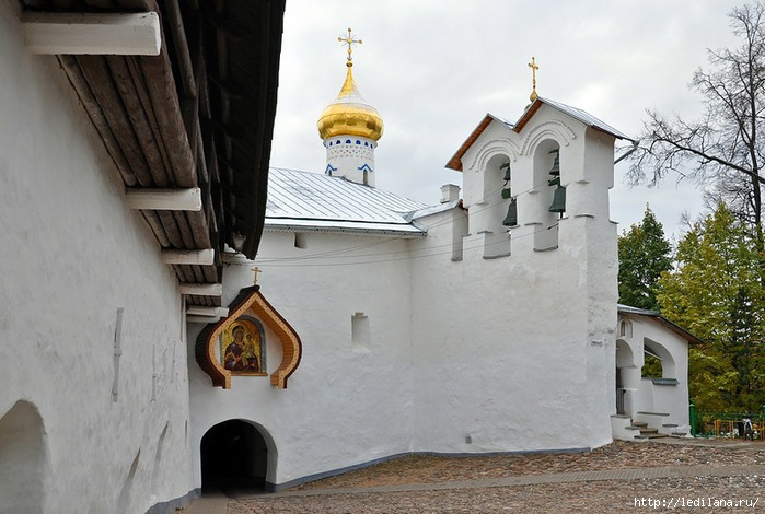 Псково-Печерский монастырь5 (700x470, 206Kb)