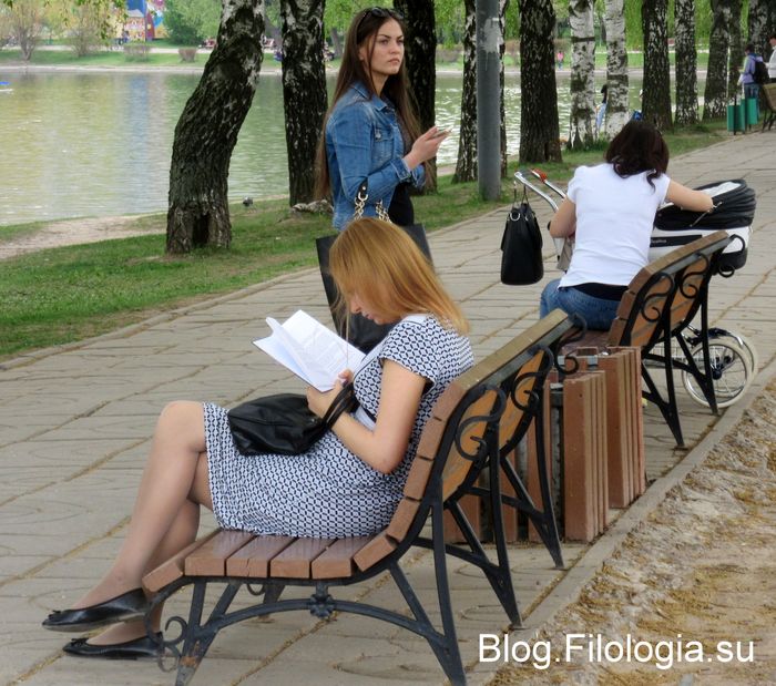 Читающая девушка на скамейке в парке (700x619, 98Kb)