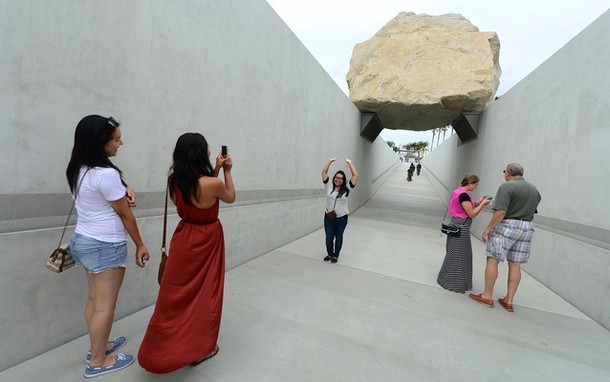 Гигантский камень на выставке в лос-анджелесском музее искусств (LACMA) , Лос-Анджелес, 13 июля 2012 года