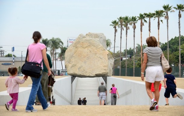 Гигантский камень на выставке в лос-анджелесском музее искусств (LACMA) , Лос-Анджелес, 13 июля 2012 года